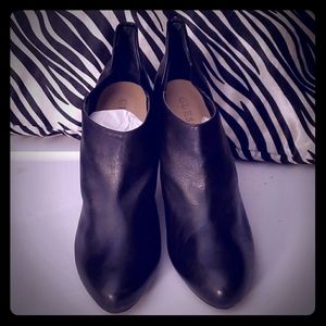 CASUAL BLACK LEATHER WORK SHOES OR OUT SHOES